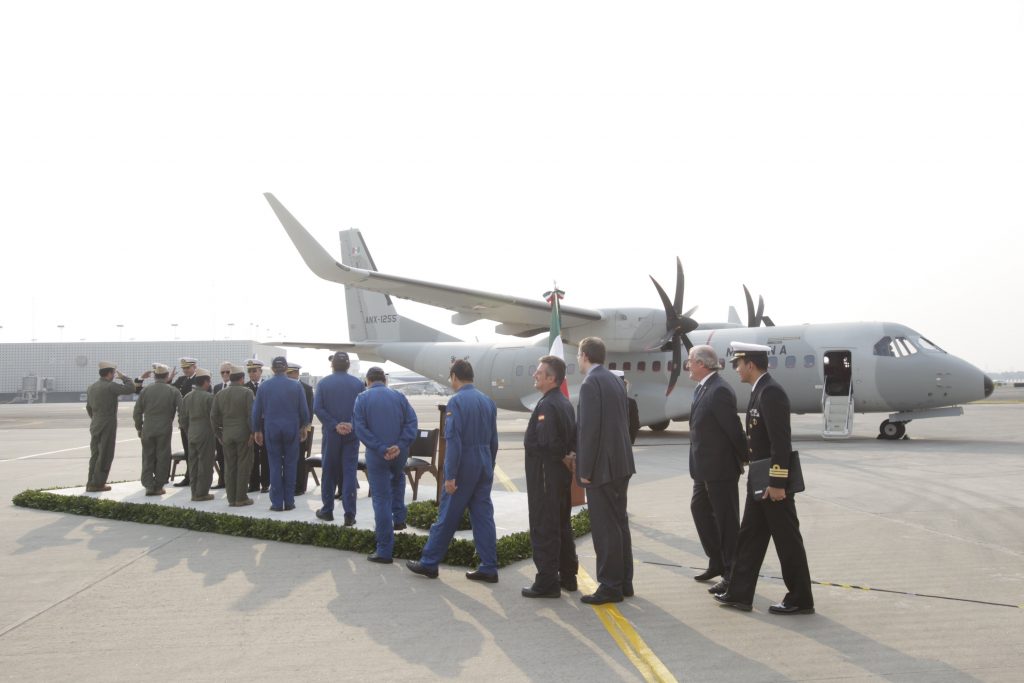Ceremonia de arribo de la tripulacion del avión casa 295 w en el hangar de la Marina el 10 de diciembre del 2015. LA JORNADA/Yazmin Ortega Cortes