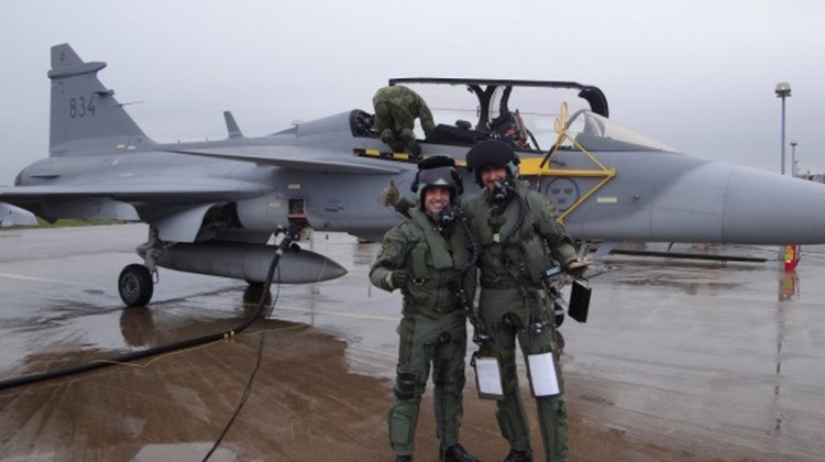 Capitão-aviador-Ramon-Santos-Fórneas-esq-ao-lado-de-seu-instrutor-sueco-dir.-Foto-FAB-750x420